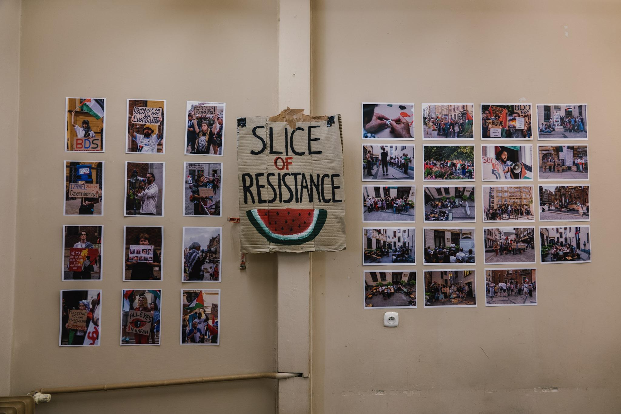 Ściana z przyklejonymi zdjęciami z protestów. Między nimi baner z napisem “Slice of resistance”.